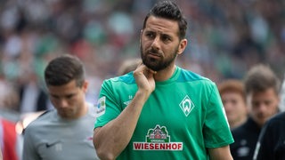 Claudio Pizarro schaut nachdenklich. 