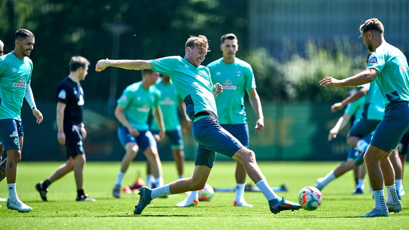 Werder-Spieler im Training bei einem Zweikampf.