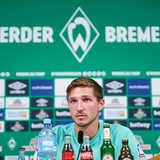 Niklas Stark sitzt auf dem Podium.