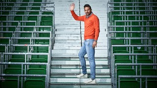 Claudio Pizarro steht in der Ostkurve und winkt.