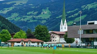 Zu sehen ist Werder auf dem Trainingplatz und das Panorama des Zillertals.