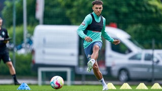 Neuzugang Lee Buchanan bei ersten Training mit Ball auf dem Platz.