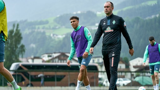Ole Werner beim Werder-Training neben Neuzugang Lee Buchanan.