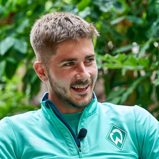 Werder-Spieler Romano Schmid lächelt während eines Interviews im Zillertal mit dem Sportblitz.