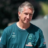 Werder-Sportchef Frank Baumann blickt nachdenklich.