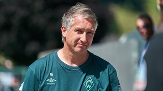 Werder-Sportchef Frank Baumann blickt nachdenklich.