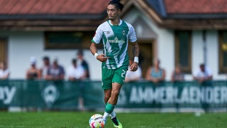 Werder-Spieler Kyu-hyun Park dribbelt mit dem Ball.