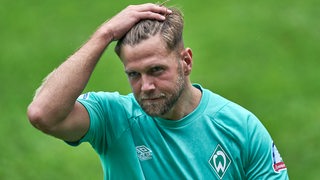 Werder-Stürmer Niclas Füllkrug wischt sich durchs Haar.