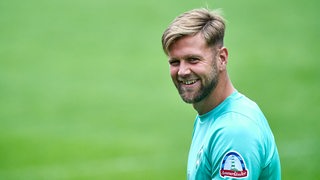 Werder-Stürmer Niclas Füllkrug lächelt.