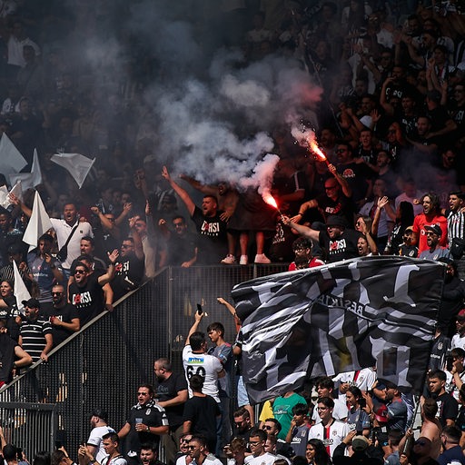 Die Fans von Besiktas Istanbul sorgen auf den Rängen für Stimmung.