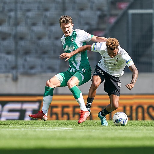 Werder-Mittelfespieler Jens Stage versucht den Ball zu erobern.