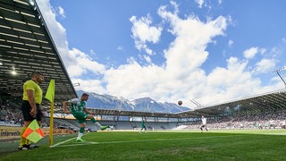 Werder-Angreifer Marvin Ducksch führt eine Ecke aus.