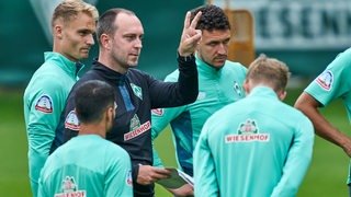 Werder-Coach Ole Werner gibt Anweisungen an seine Spieler während einer Trainingseinheit.