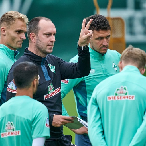 Werder-Coach Ole Werner gibt Anweisungen an seine Spieler während einer Trainingseinheit.