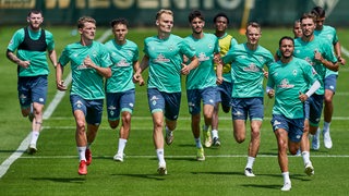 Die Werder-Spieler sprinten im Training über den Platz.