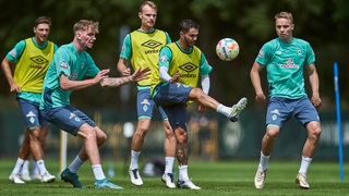 Die Werder-Spieler treten in einem Spiel gegeneinander an. 