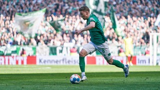 Mitchell Weiser führt den Ball.