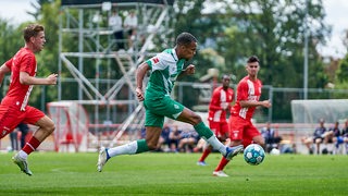 Felkix Agu führt den Ball gegen Enschede.