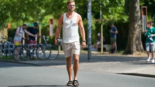 Niclas Füllkrug schlendert am Weser-Stadion entlang.