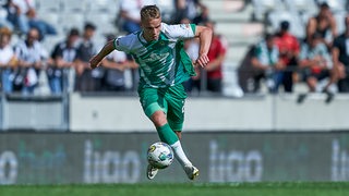 Werder-Spieler Niklas Schmidt dribbelt den Ball.