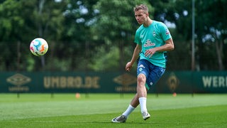 Werder-Mittelfeldmann Niklas Schmidt schlägt einen weiten Ball.