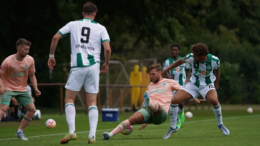 Werders Niclas Füllkrug verteidigt den Ball gegen zwei Groningen-Spieler.