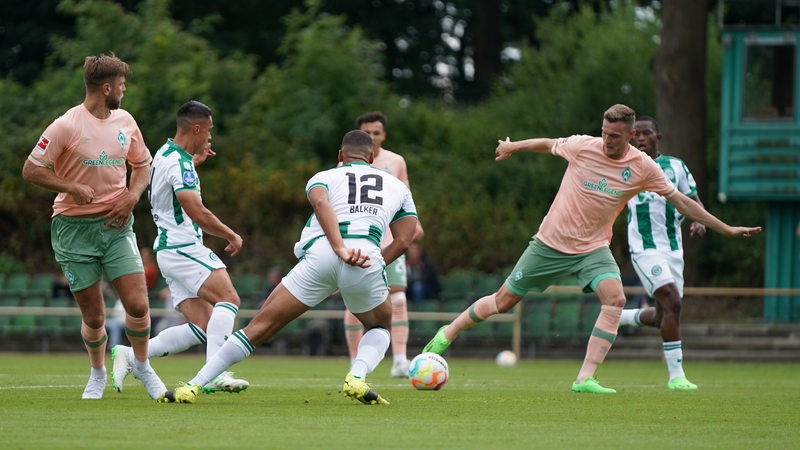 Werder-Stürmer Marvin Ducksch nimmt den Ball mit der Fußspitze mit.