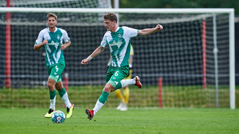 Jens Stage führt den Ball, Niklas Stark schaut hinter ihm zu.