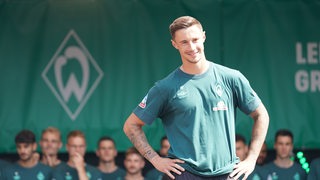 Marco Friedl beim "Tach der Fans" auf der Bühne.