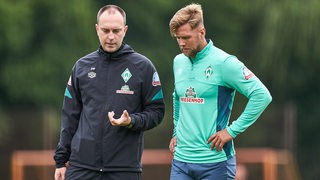 Werder-Coach Ole Werner am Rande des Trainings im Gespräch mit Stürmer Niclas Füllkrug.