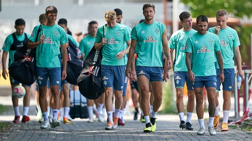 Werder-Spieler gemeinsam auf dem Weg zum Trainingsplatz.