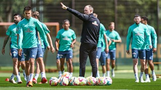 Werder-Coach Ole Werner gestikuliert seinen Spielern während des Trainings.