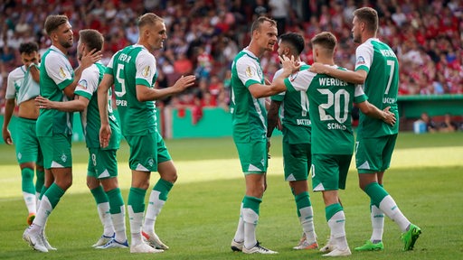 Werder-Fans bejubeln das 1:0 von Romano Schmid.