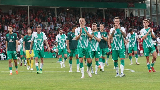 Das Werder-Team applaudiert den Fans nach dem Spiel.