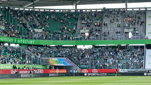 Blick auf den überwiegend leeren Werder-Fanblock in der Wolfsburger Arena.