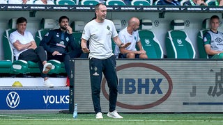 Werder-Trainer Ole Werner beschwichtigt seine Spieler.