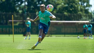 Niclas Füllkrug schießt während des Trainings aufs Tor.