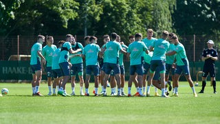 Werder-Spieler bilden im Training einen Spalier.