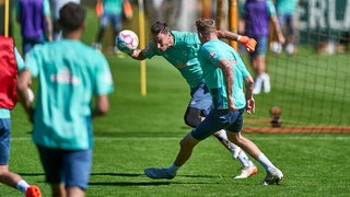 Jiri Pavlenka fängt im Training einen Ball.