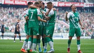 Die Werder-Mannschaft jubelt nach einem 2:2
