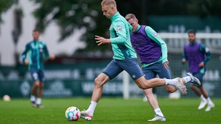 Marvin Ducksch versucht im Training Amos Pieper den Ball abzunehmen. 