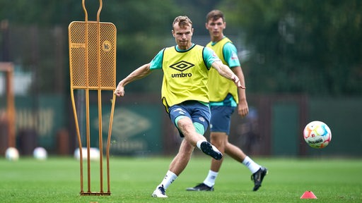 Christian Groß spielt einen Pass.