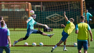 Jiri Pavlenka versucht, einen Ball zu parieren im Training.