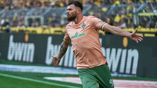 Werder Matchwinner Oliver Burke feiert mit ausgebreiteten Armen seinen Treffer gegen Dortmund.