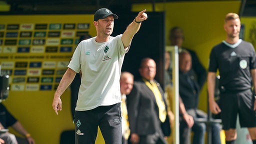 Werder-Trainer Ole Werner gibt von der Seitenlinie in Dortmund seinen Spielern Anweisungen.
