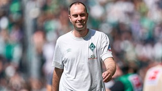 Ole Werner grinst im Weser-Stadion.