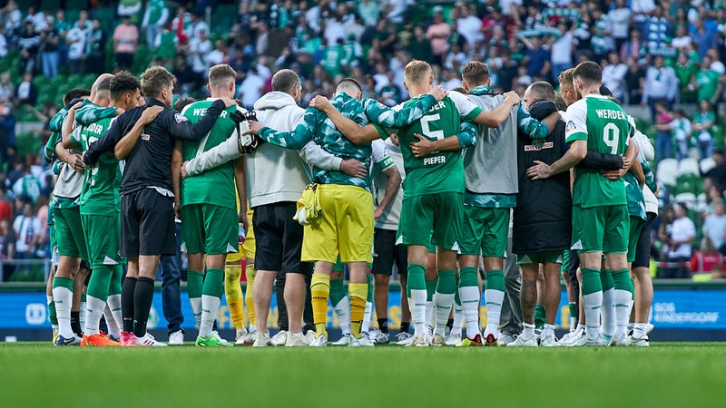 Die Werder-Spieler bilden einen Kreis.