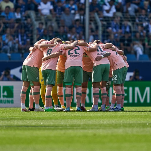 Die Werder-Spieler kommen vor dem Anpfiff in Bochum zu einem Motivationskreis zusammen.