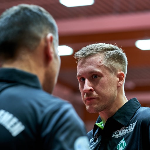 Werders Tischtennis-Profi Mattias Falck bei einer Auszeit im Gespräch mit Trainer Cristian Tamas.