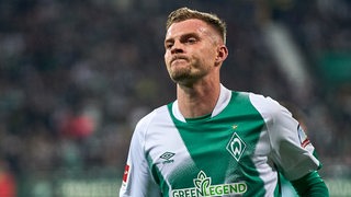 Werder-Stürmer Marvin Ducksch läuft mit frustriertem Gesicht auf dem Spielfeld.